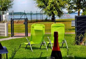ゲーレン・レビンにあるSTRANDHAUS _ EG_Fewoの草の中の緑の椅子2脚(ワイン1本付)