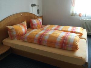 מיטה או מיטות בחדר ב-Landgasthaus Waldschänke