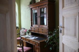 巴特維爾斯納克的住宿－Ökologische Ferienwohnung，一张木桌,橱柜在房间内