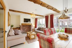 sala de estar con sofá y mesa en 1 Collared Dove Barn en Stoke on Trent