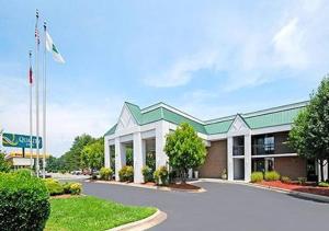 um edifício de escritórios com uma bandeira à sua frente em Days Inn by Wyndham Mocksville em Mocksville