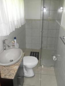 y baño con aseo, lavabo y ducha. en Somona Guest House, en Johannesburgo