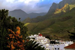 a view of a valley with mountains in the background at Casa Lola in Agaete