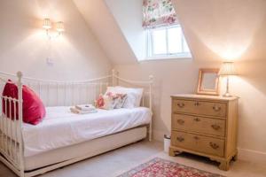 En eller flere senge i et værelse på Castle Cottage Orford