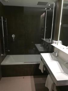 Un baño de Hotel & Spa Ciudad de Binéfar