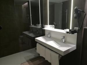 Un baño de Hotel & Spa Ciudad de Binéfar