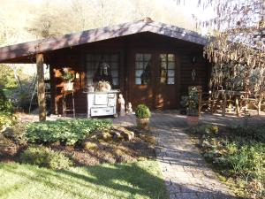 eine kleine Hütte mit einem Herd im Hof in der Unterkunft Ferienhütte Stephanie in Niederschlettenbach