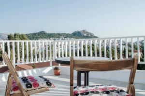 アテネにあるTop floor studio with endless viewの景色を望むバルコニー(テーブル、椅子付)