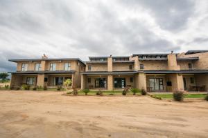 MissionHoyohoyo Acorns Lodge的土路上的一块大砖头建筑