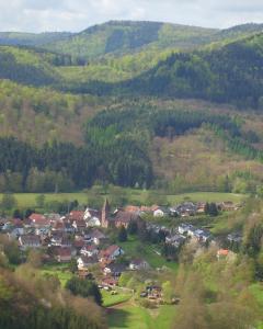 una pequeña ciudad en medio de una montaña en Ferienhütte Stephanie en Niederschlettenbach
