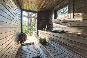 um quarto com uma parede de madeira e uma janela em Hapsal Spa Villas em Haapsalu