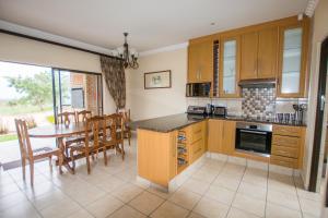 MissionHoyohoyo Acorns Lodge的厨房兼餐厅，配有桌椅 更多16张照片