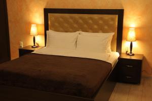 Ein Bett oder Betten in einem Zimmer der Unterkunft Apartment on Prospekt Mira