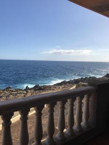 balkon z widokiem na ocean w obiekcie el chari w mieście Poris de Abona