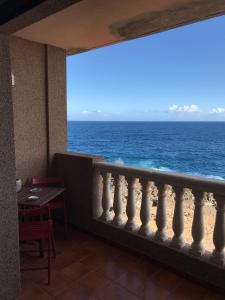 balcón con vistas al océano en el chari, en Porís de Abona