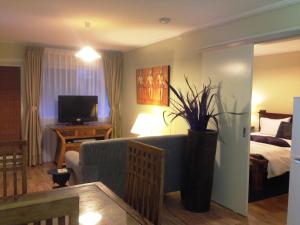 赫維灣的住宿－海灣椰樹酒店，客厅配有沙发和1张床