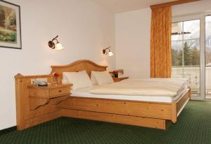 マルクヴァルトシュタインにあるBurg Cafeのベッドルーム1室(木製ベッド1台、窓付)