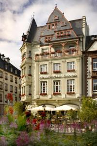 um grande edifício com uma varanda em cima em Hotel Römischer Kaiser em Trier