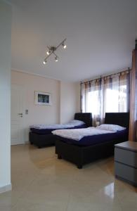 um quarto com 2 camas e uma ventoinha de tecto em Luxury-Apartment Peter em Bonn