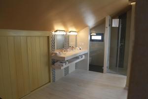 a bathroom with a sink and a mirror at La Casa del Médico Hotel Boutique in Villanueva de Córdoba