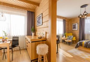 een klein appartement met een slaapkamer en een eetkamer bij Dom Gościnny Bachledova in Zakopane