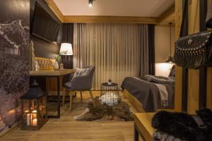 een hotelkamer met een bed en een bureau en een bureau bij Dom Gościnny Bachledova in Zakopane