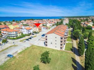 an aerial view of a city with buildings and the ocean at Casa Rados Fazana in Fažana
