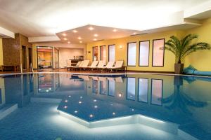 Der Swimmingpool an oder in der Nähe von Hotel Bellevue Ski & Relax - Half Board