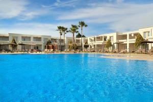 Bazén v ubytování Vincci Resort Costa Golf nebo v jeho okolí