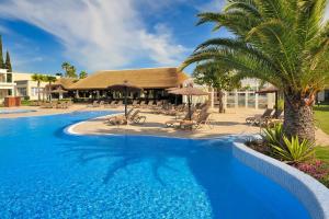 Bazén v ubytování Vincci Resort Costa Golf nebo v jeho okolí