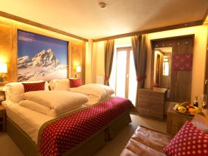 a bedroom with a bed with a picture of a mountain at Hotel Marmore in Breuil-Cervinia