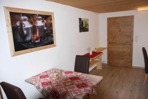 考訥塔爾的住宿－Haus Eckhart，一间带桌子和桌子的用餐室以及一间用餐室