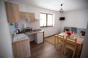 Kuchyňa alebo kuchynka v ubytovaní Apartamenty "Zielony Zakątek" Olcza Zakopane