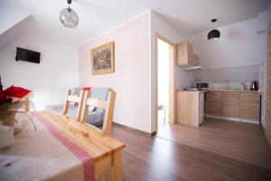 Kuchyňa alebo kuchynka v ubytovaní Apartamenty "Zielony Zakątek" Olcza Zakopane