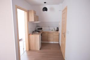 Kuchyňa alebo kuchynka v ubytovaní Apartamenty "Zielony Zakątek" Olcza Zakopane