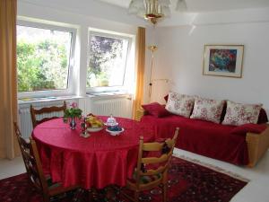 een woonkamer met een tafel en een bank bij Gästehaus Ruländer in Vogtsburg