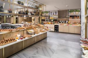 une boulangerie avec beaucoup de nourriture en exposition dans l'établissement Melia Madrid Serrano, à Madrid