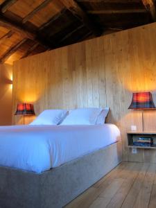 מיטה או מיטות בחדר ב-Casa do Talasnal