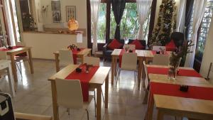 un restaurante con mesas y sillas con adornos navideños en Hotel Sauro, en Viareggio