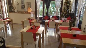 Reštaurácia alebo iné gastronomické zariadenie v ubytovaní Hotel Sauro
