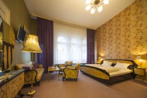 1 dormitorio con cama, sillas y ventana en Hotel am Berg en Frankfurt