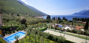 een uitzicht op een resort met een zwembad en een meer bij Residence Goethe in Malcesine