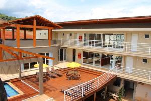 马沙蒂纽Hotel Villa das Termas Machadinho的享有带甲板的建筑的空中景致