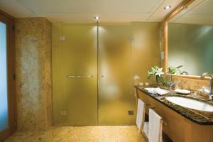 Koupelna v ubytování Constantinou Bros Asimina Suites Hotel