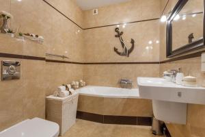 Kúpeľňa v ubytovaní GoodHome - Sea Towers Apartment + 22 fotografií
