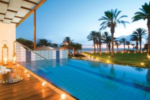 Bazén v ubytování Constantinou Bros Asimina Suites Hotel nebo v jeho okolí