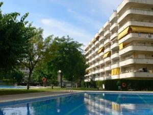 a swimming pool in front of a large building at Apartamentos Córdoba Arysal in Salou