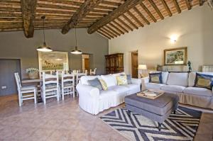 een woonkamer met 2 banken en een tafel bij Agriturismo Piettorri in Casole dʼElsa