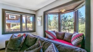 - un salon avec un canapé et 2 fenêtres dans l'établissement Warm Squaw Valley 1BR Condo, à Olympic Valley