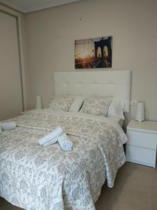 Una cama o camas en una habitación de Plaza Mayor 2 bedroom Apartment